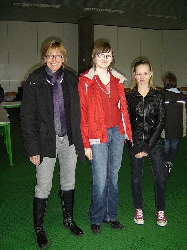 Elisabeth mit ihrer „Gastmutter“ und „Gastschwester“